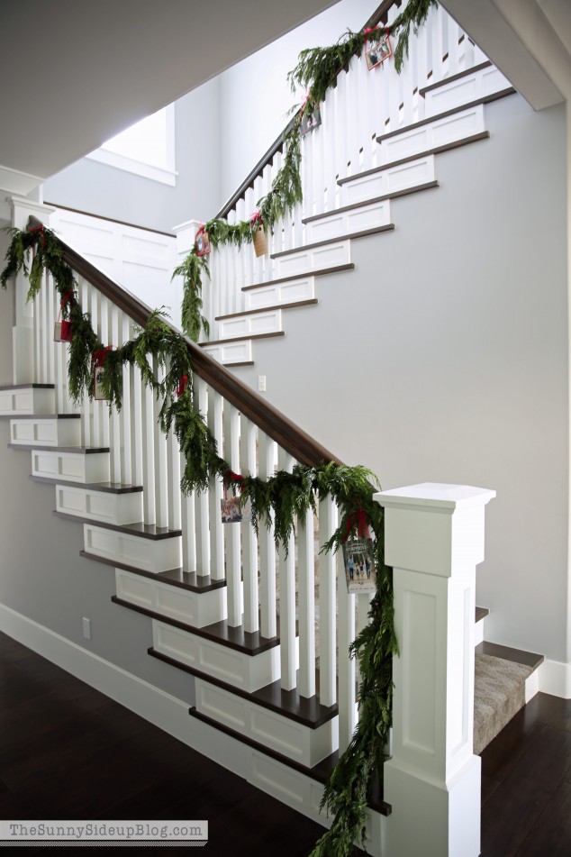 displaying-christmas-cards-on-a-stair-case