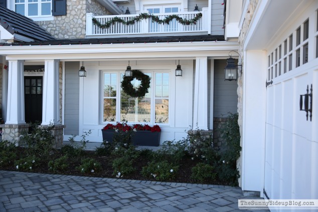 coastal-craftsman-exterior-christmas-lights