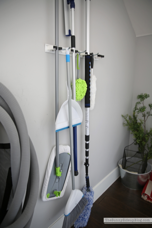 broom-organizer