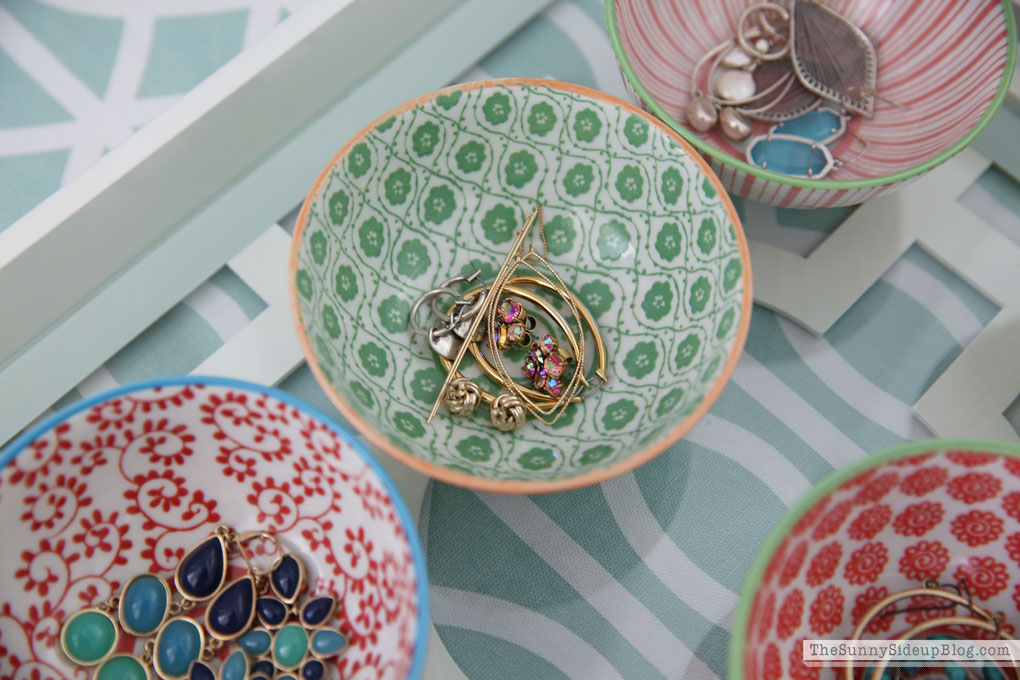 organized-earrings-in-bowls