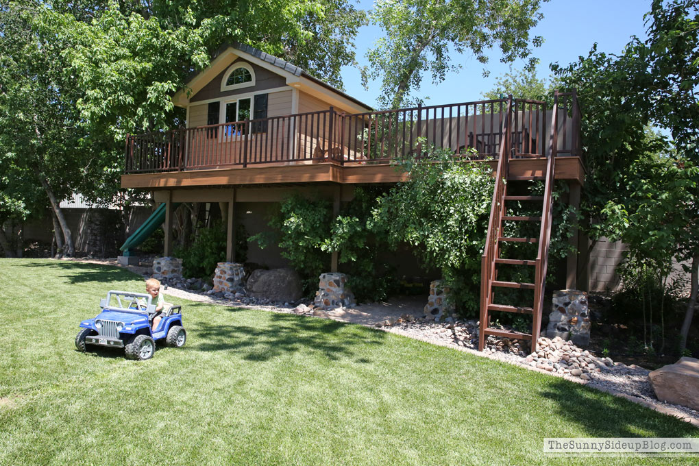 treehouse-with-a-sandpile-and-slide