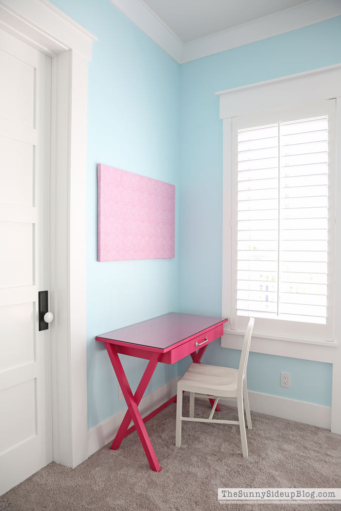 girls-working-desk-in-bedroom