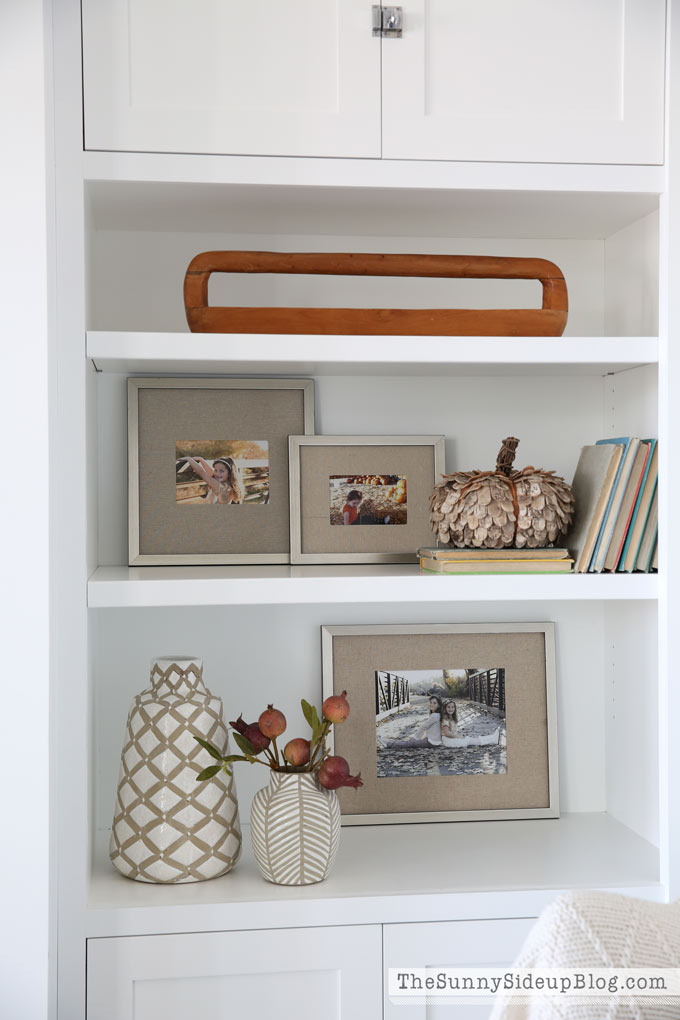 simple-bookcase-styling-for-fall