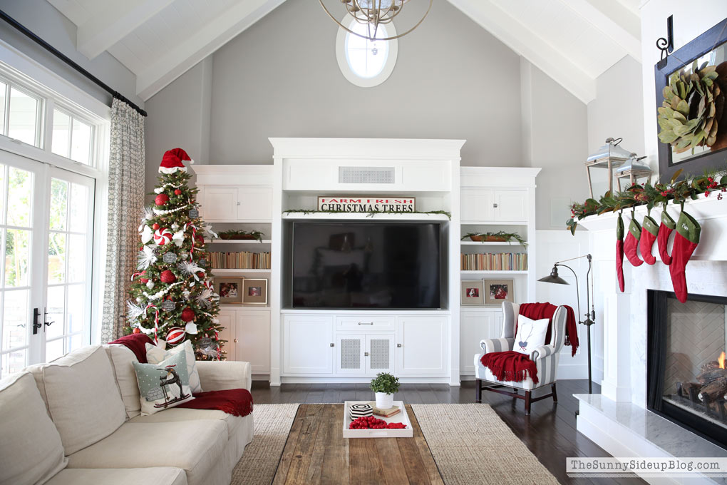 sunny-side-up-christmas-family-room