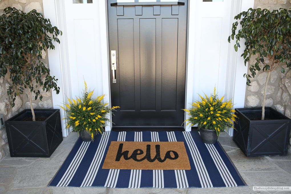 Coastal Craftsman home Spring Front Porch (Sunny Side Up)