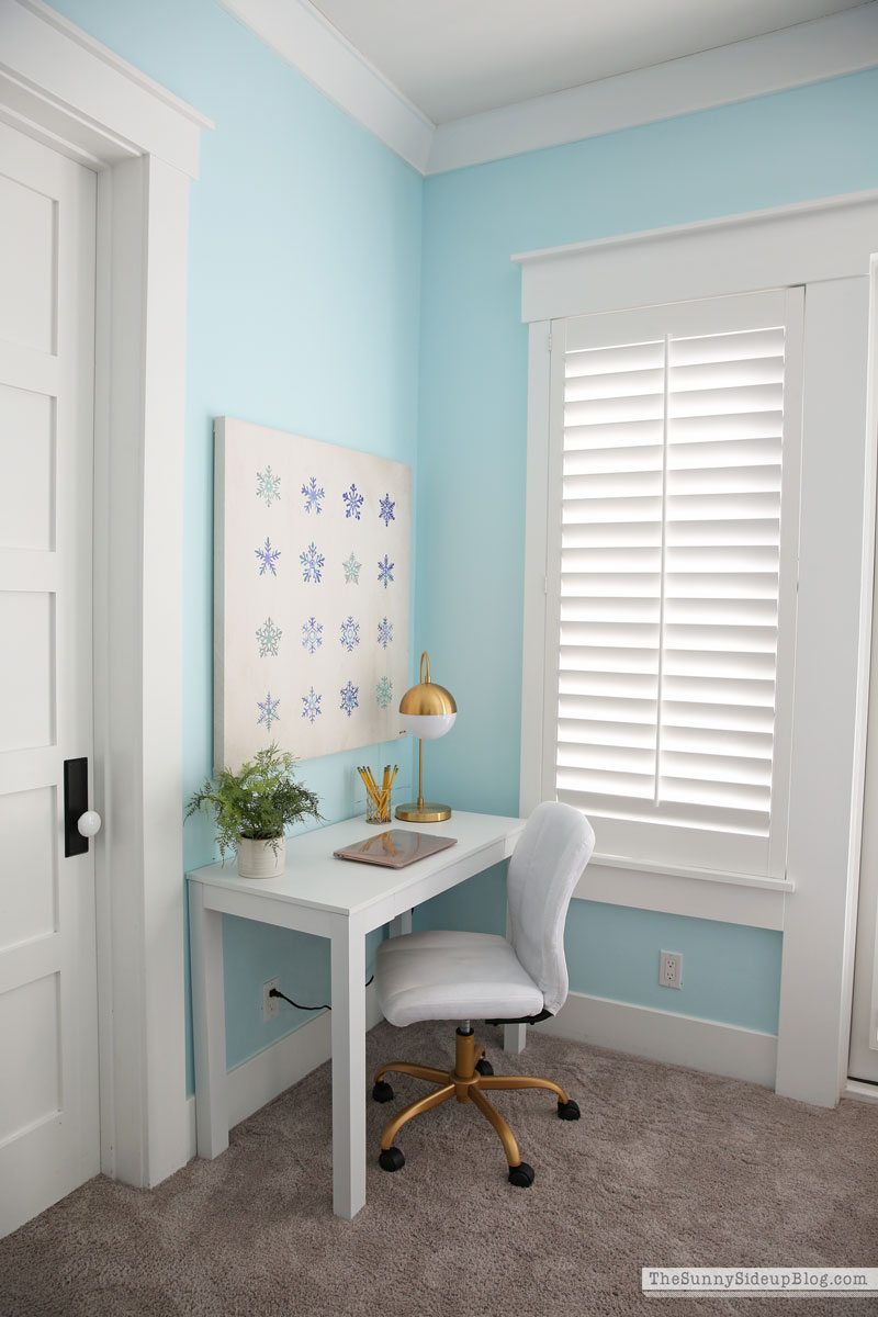 Teen desk and organized closet (Sunny Side Up)