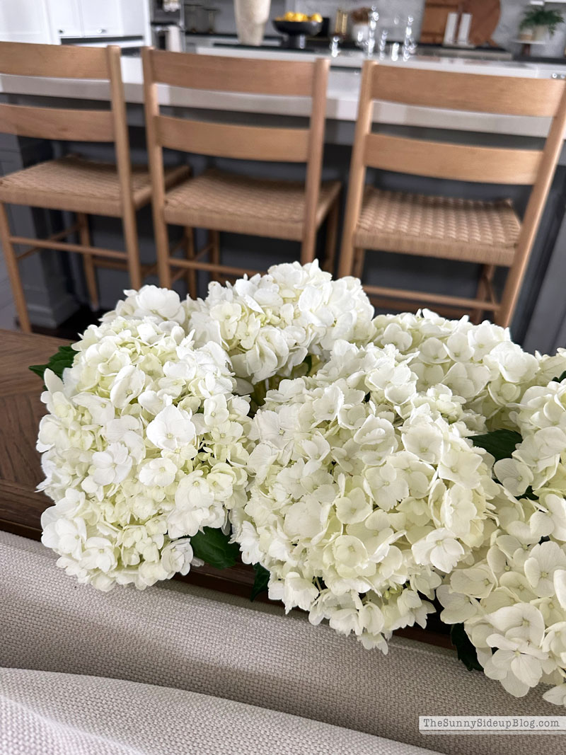 Hydrangea Centerpiece (Sunny Side Up)